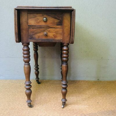 Table en bois à volets