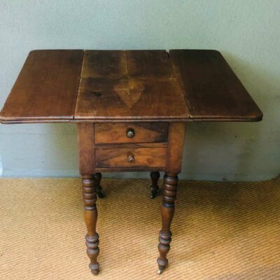 Petite table d'appoint ancienne